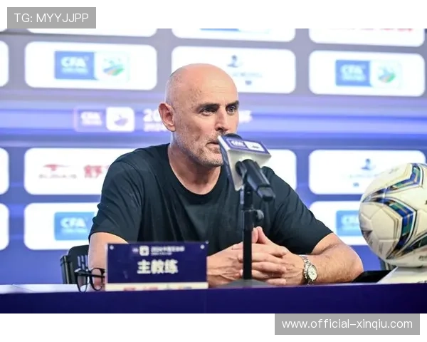 赛前新闻发布会，教练强调专注比赛本身